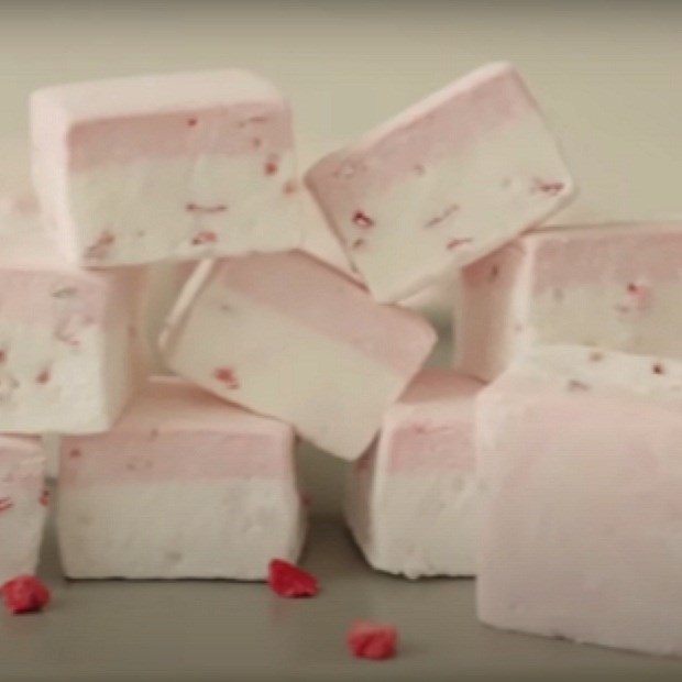 Cách làm marshmallow dâu tây dẻo mịn, thơm ngon đơn giản