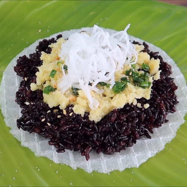 Cách làm xôi nếp than nhân đậu xanh nước cốt dừa thơm béo đơn giản