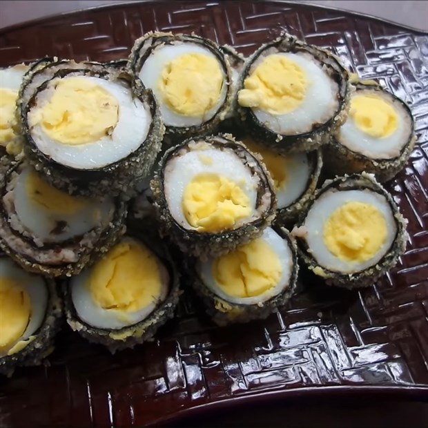 2 cách làm rong biển cuộn trứng cút và cuộn chả cá chiên giòn rụm, béo ngon