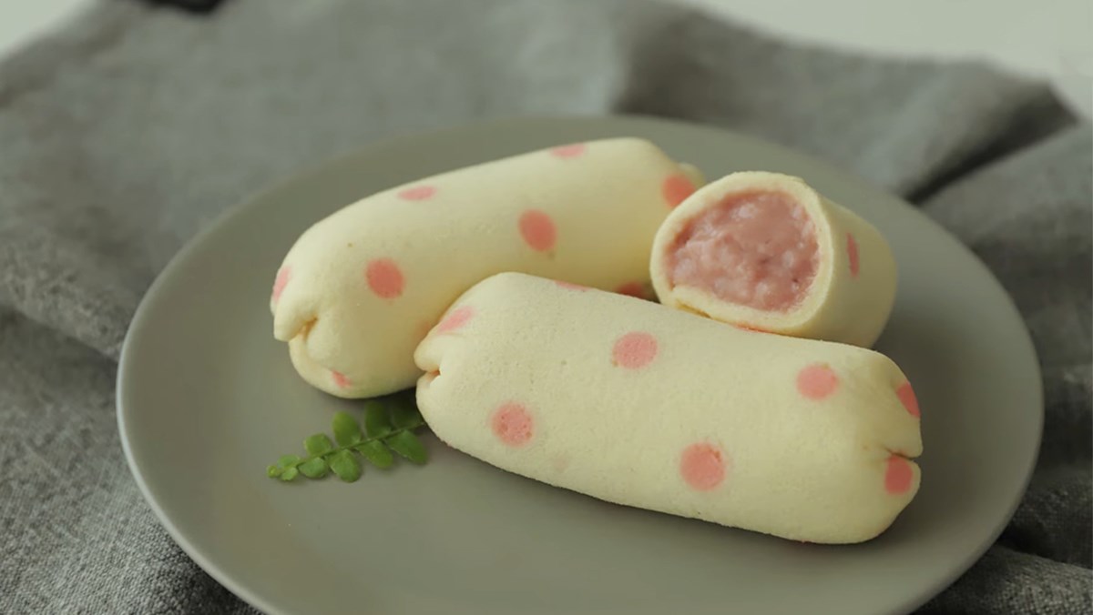 Tổng hợp 25 cách làm đồ ăn vặt từ bột mì đơn giản hấp dẫn tại nhà ai cũng mê 64 Bánh chuối cuộn dâu tây Nhật Bản