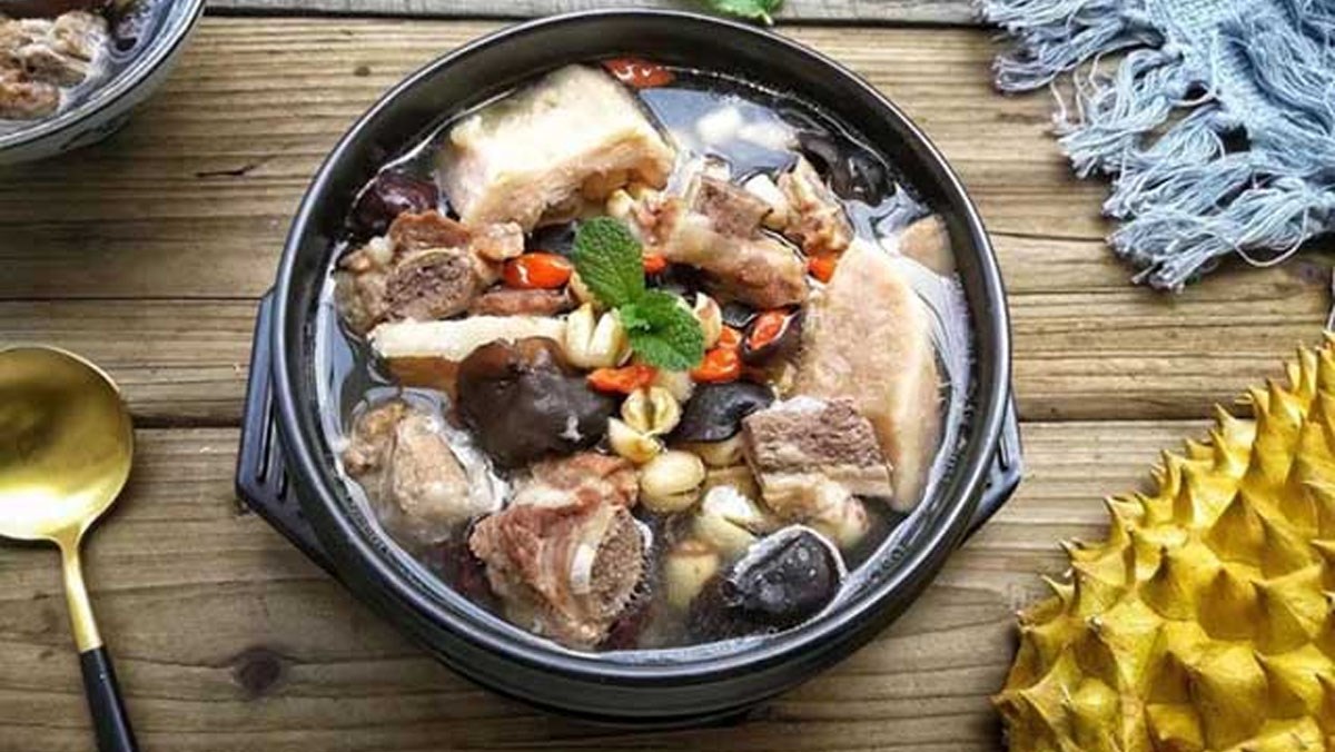 Canh hầm vỏ sầu riêng cùng xương và rau củ