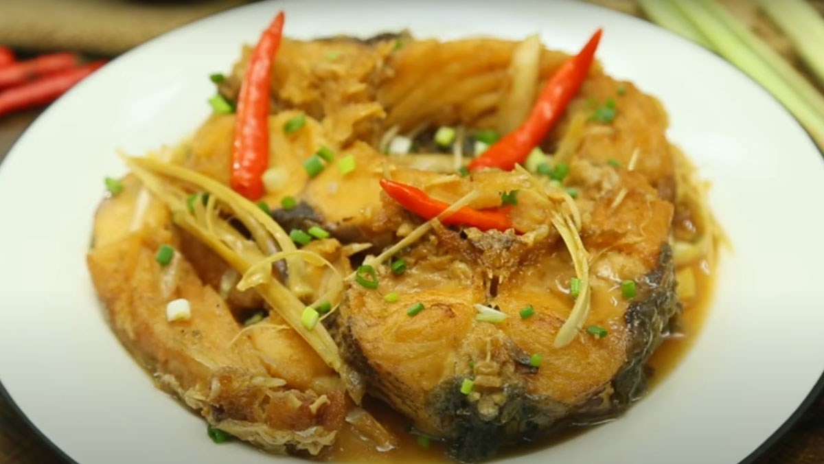 Cá trắm kho sả