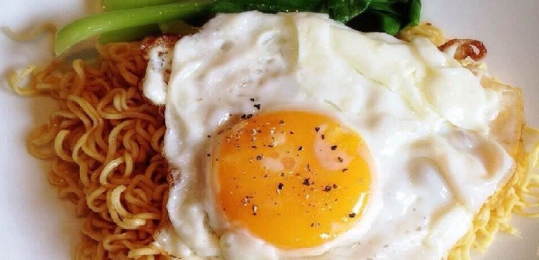 Mì xào trứng