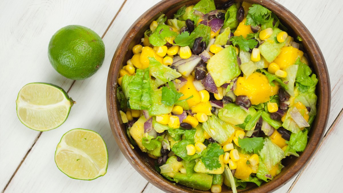 Salad bơ với xoài (hoặc táo)