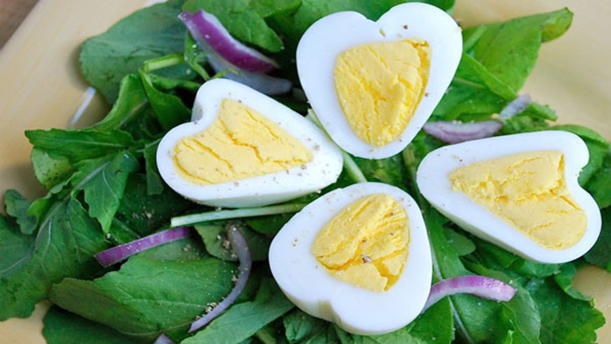 Tạo hình trái tim cho trứng luộc