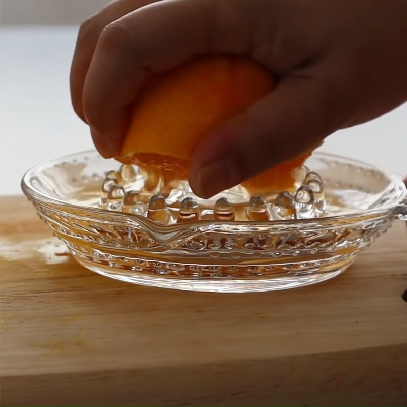 Bước 2 Bào và vắt nước cam Bánh mì cam