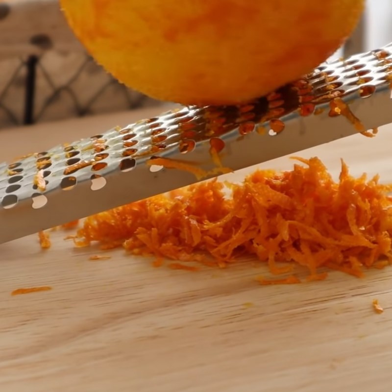 Bước 2 Bào và vắt nước cam Bánh mì cam