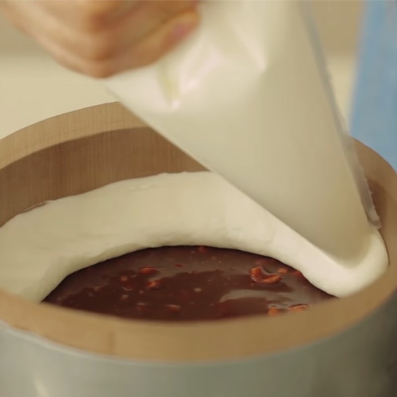 Bước 6 Bơm kem vào khuôn Bánh tart chuối socola