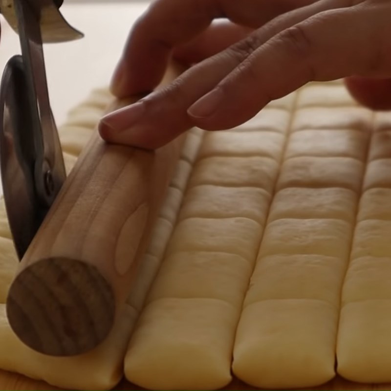 Bước 4 Cán và tạo hình bánh Bánh mì mini bằng chảo