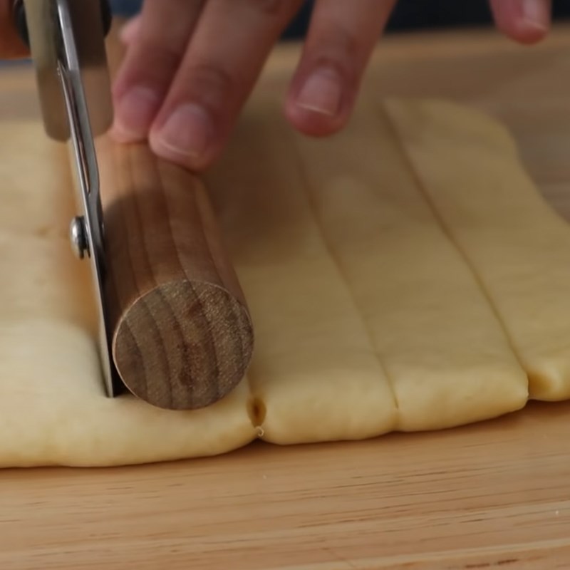 Bước 4 Cán và tạo hình bánh Bánh mì mini bằng chảo