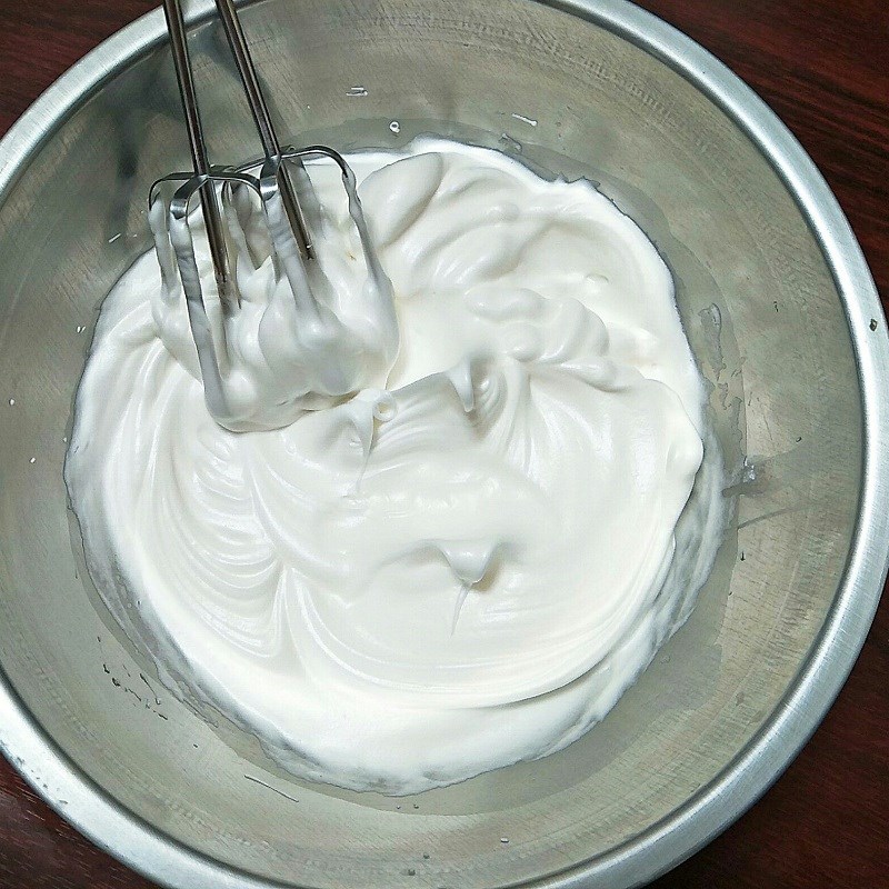 Bước 6 Đánh bông kem tươi whipping Cream Bánh kem chiffon dâu tây