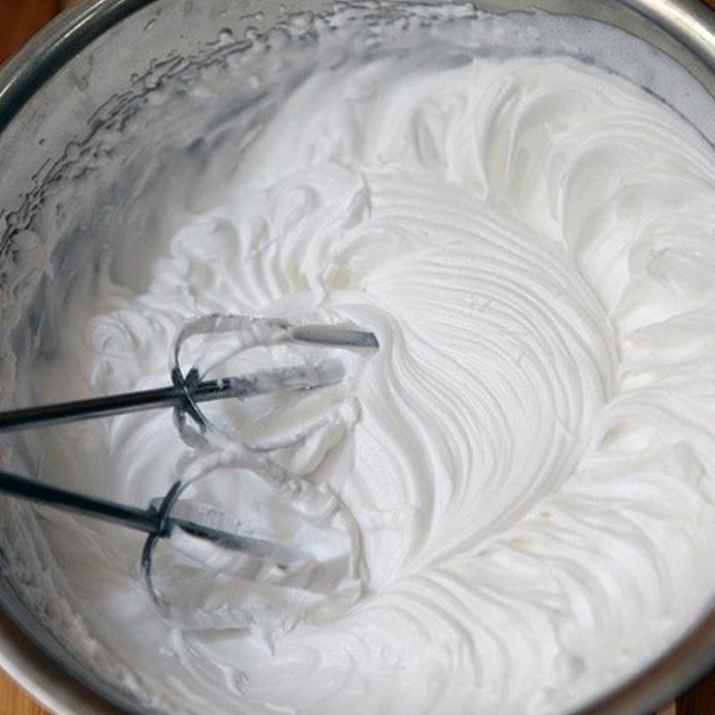 Bước 5 Đánh kem tươi Bánh tart chuối socola