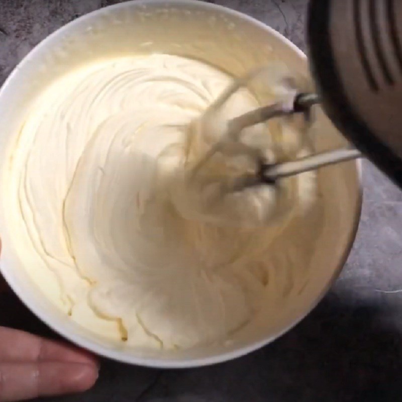 Bước 3 Đánh kem tươi Whipping Cream Mousse cà phê dalgona