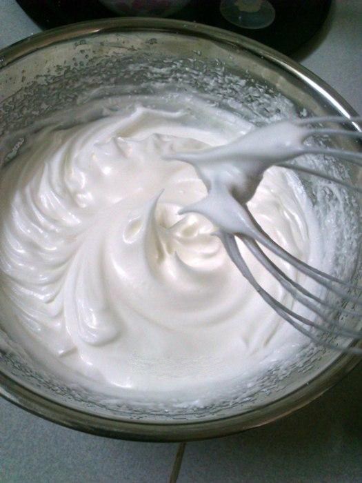 Bước 2 Đánh lòng trắng trứng Yogurt chiffon cupcake