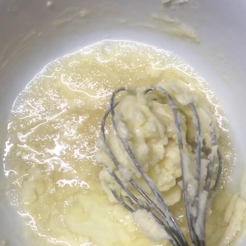 Bước 1 Đánh trộn bơ đường Bánh lưỡi mèo bằng nồi chiên không dầu