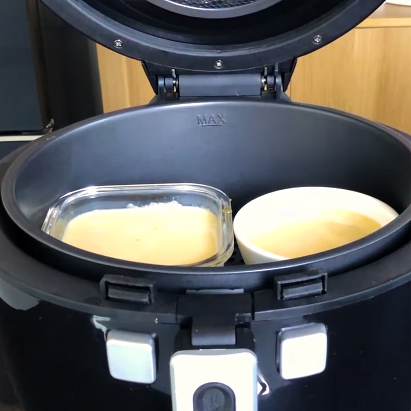 Hot mom Hà Nội chia sẻ cách làm bánh flan bằng nồi chiên không dầu vàng ươm, mịn mượt