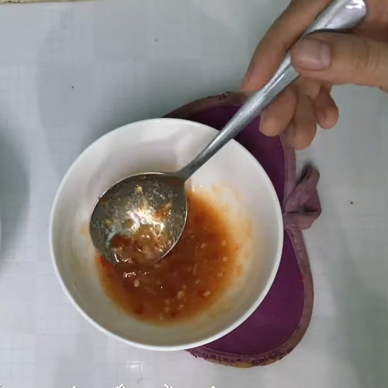 Bước 2 Giã gia vị Gạo rang gia vị tỏi ớt