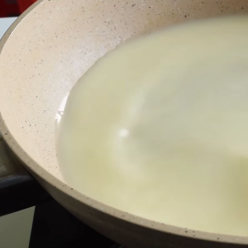 Bước 1 Khuấy sữa với đường cách làm sữa quánh tại nhà