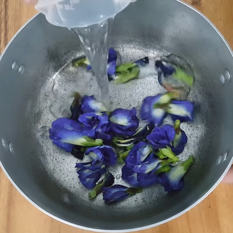 Bước 2 Làm nước cốt dừa hoa đậu biếc Xôi hoa đậu biếc