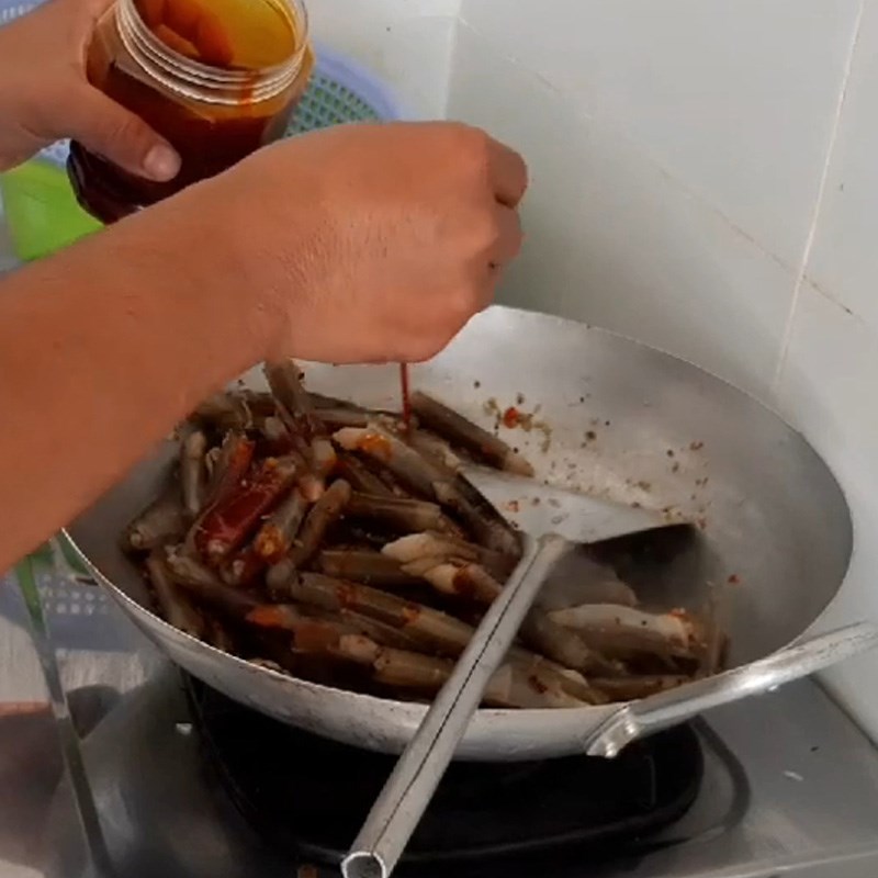 Bước 4 Làm ốc cháy tỏi Ốc móng tay cháy tỏi