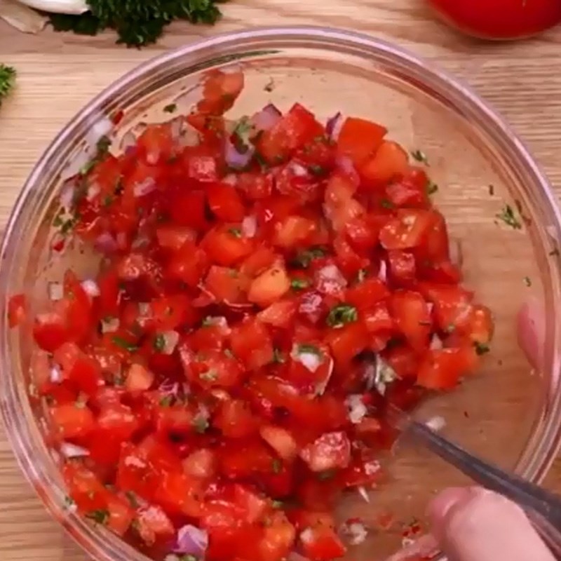 Bước 4 Làm salad cà chua ăn kèm Cá hồi chiên bơ tỏi