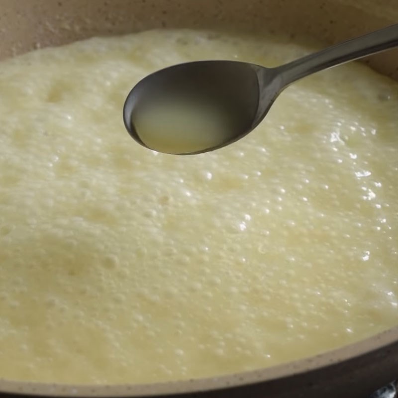 Bước 2 Nấu sữa Cách làm sữa đặc tại nhà