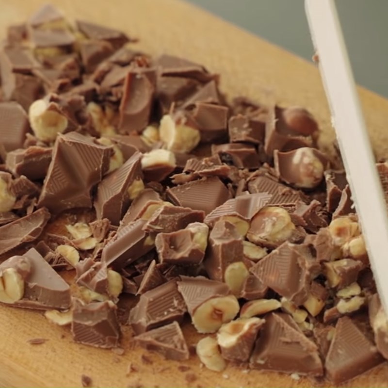 Bước 2 Nghiền socola hạt Bánh tart chuối socola