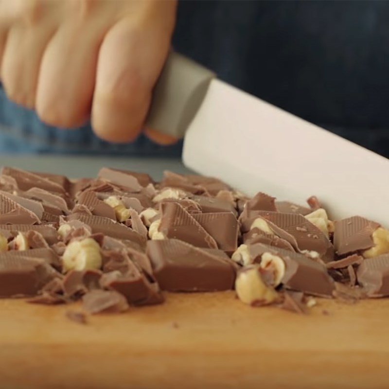 Bước 2 Nghiền socola hạt Bánh tart chuối socola