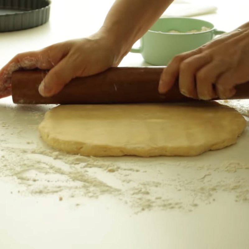 Bước 2 Nhào và cán bột Cách làm vỏ bánh tart
