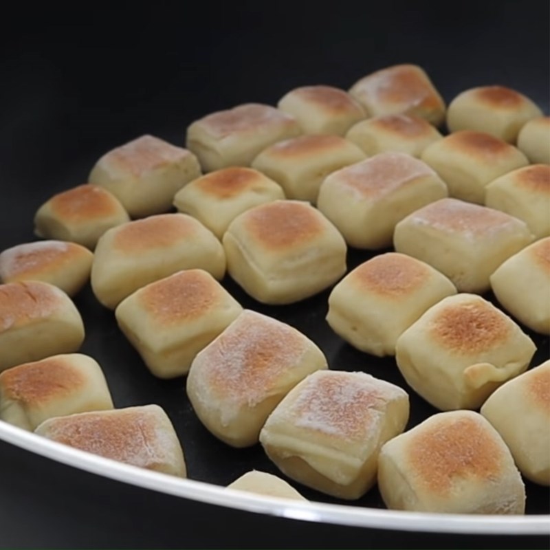 Bước 5 Nướng bánh bằng chảo Bánh mì mini bằng chảo