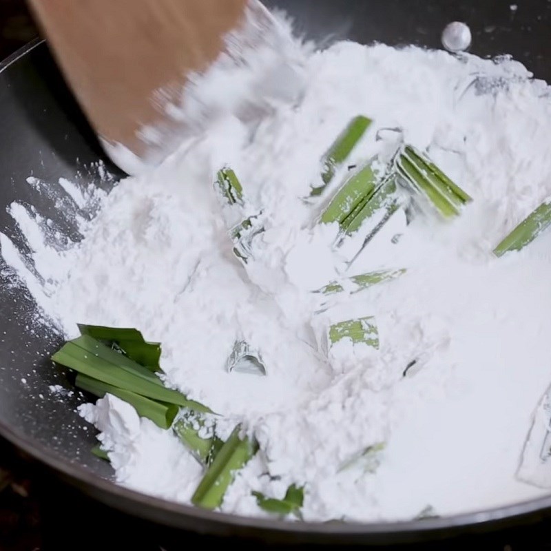 Cách 1 Rang bột Bánh phục linh