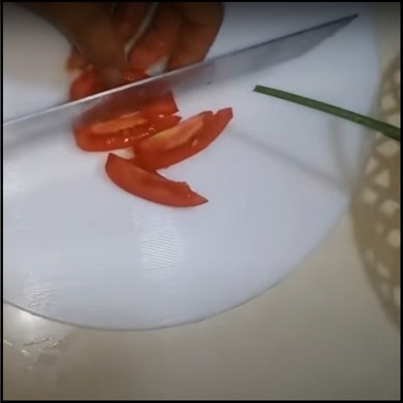 Bước 2 Sơ chế các nguyên liệu khác Canh chua cá khoai