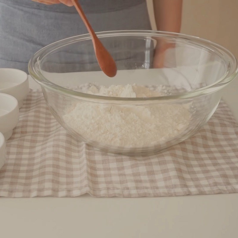 Bước 1 Trộn bột Pizza Chicago