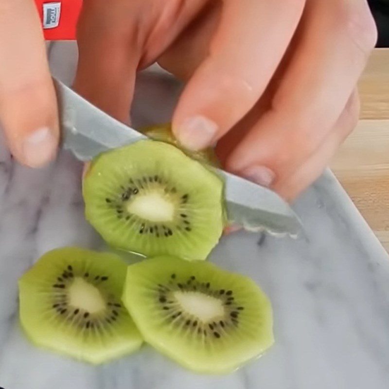 Bước 1 Sơ chế kiwi Kem kiwi với nước trái cây