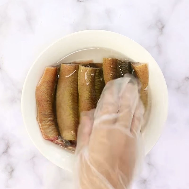 Bước 1 Sơ chế lươn sạch nhớt Cơm lươn Nhật Bản nướng sốt teriyaki