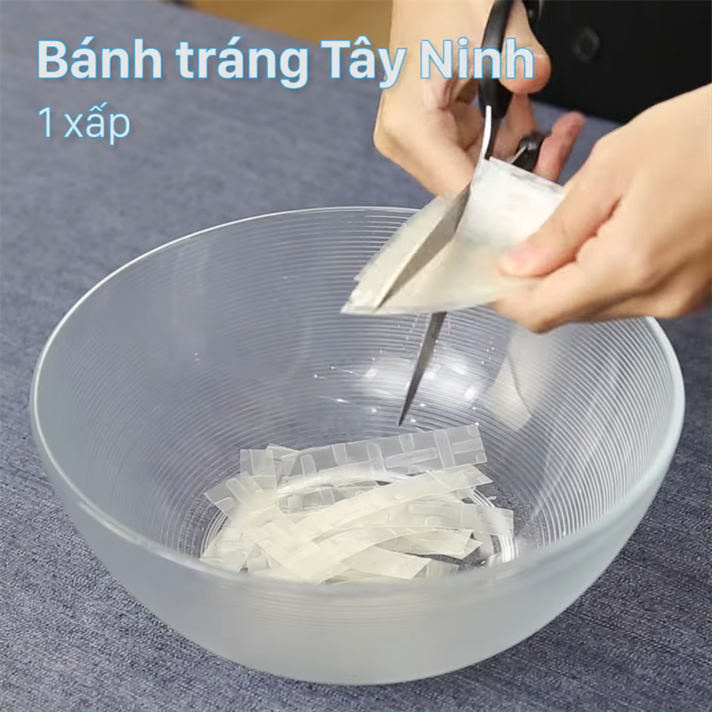 Bước 1 Sơ chế nguyên liệu Bánh tráng trộn