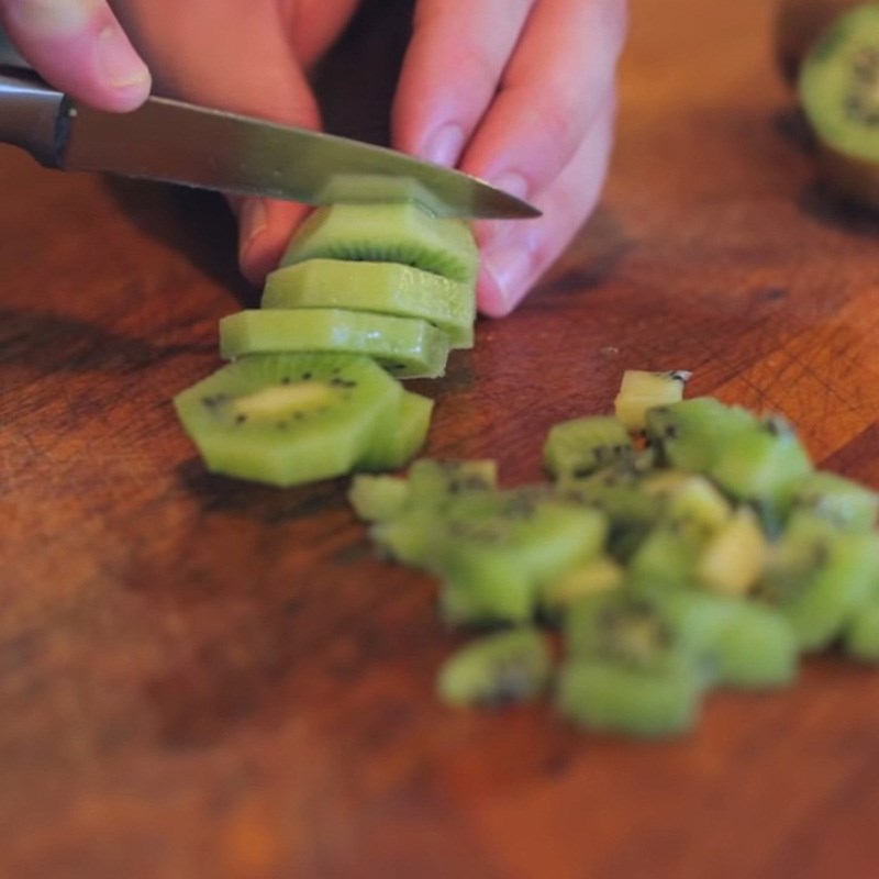 Bước 1 Sơ chế nguyên liệu Salad kiwi