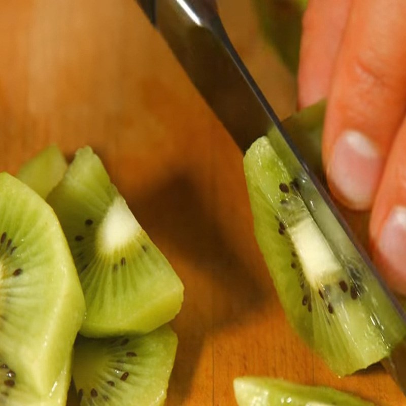 Bước 1 Sơ chế nguyên liệu Salad kiwi và táo