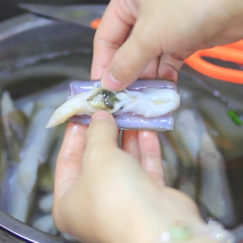 Bước 1 Sơ chế ốc móng tay Ốc móng tay cháy tỏi