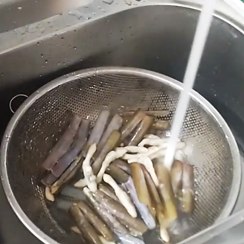 Bước 1 Sơ chế ốc móng tay Ốc móng tay chiên giòn