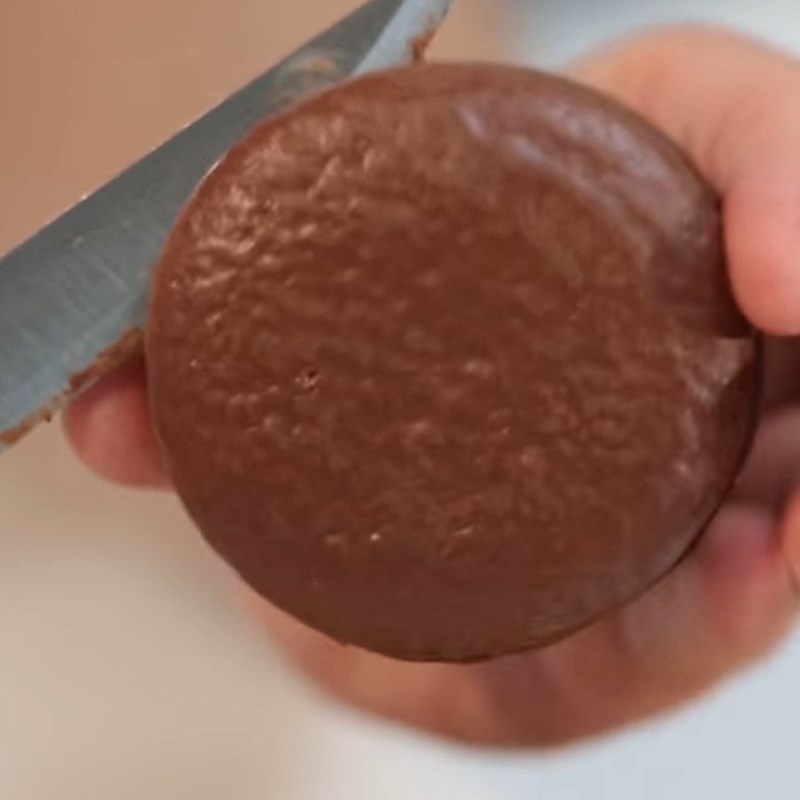 Bước 1 Tách kem với vỏ bánh Chocopie kẹp trái cây