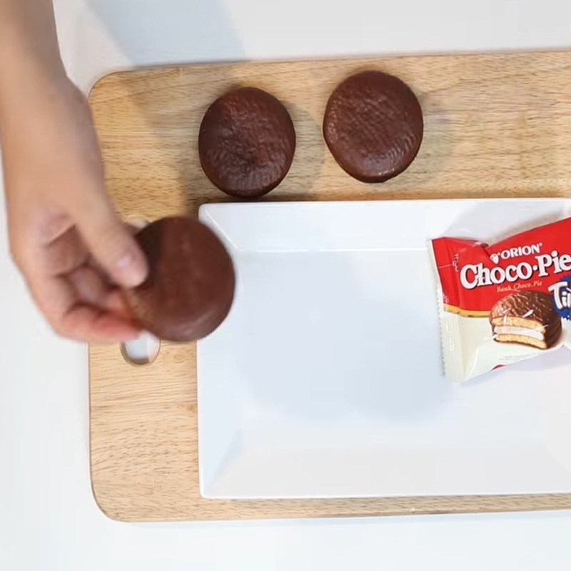 Bước 1 Tách kem với vỏ bánh Chocopie kẹp trái cây