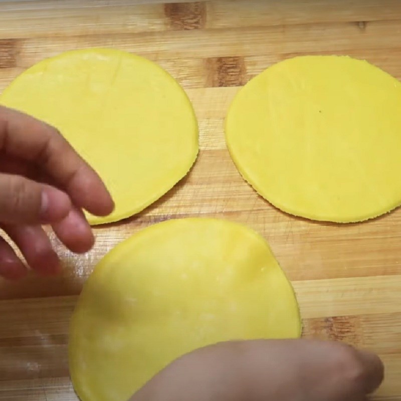 Bước 3 Tạo hình bánh Bánh gối nhân đậu xanh