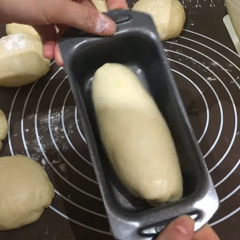 Bước 6 Tạo hình bánh và ủ trong lò Bánh mì dừa nho hạnh nhân