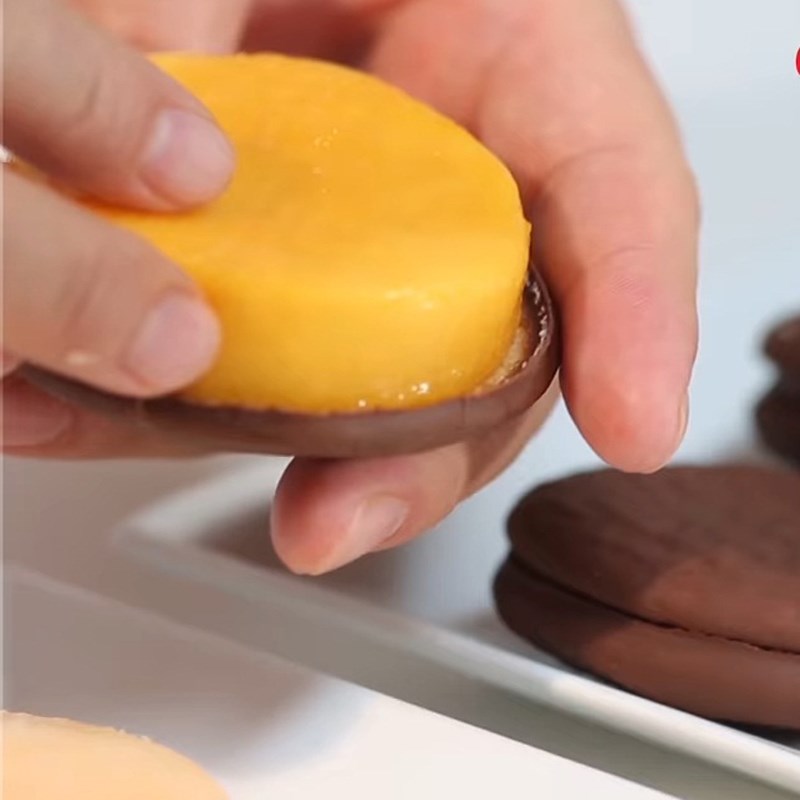 Bước 3 Trang trí Chocopie kẹp trái cây