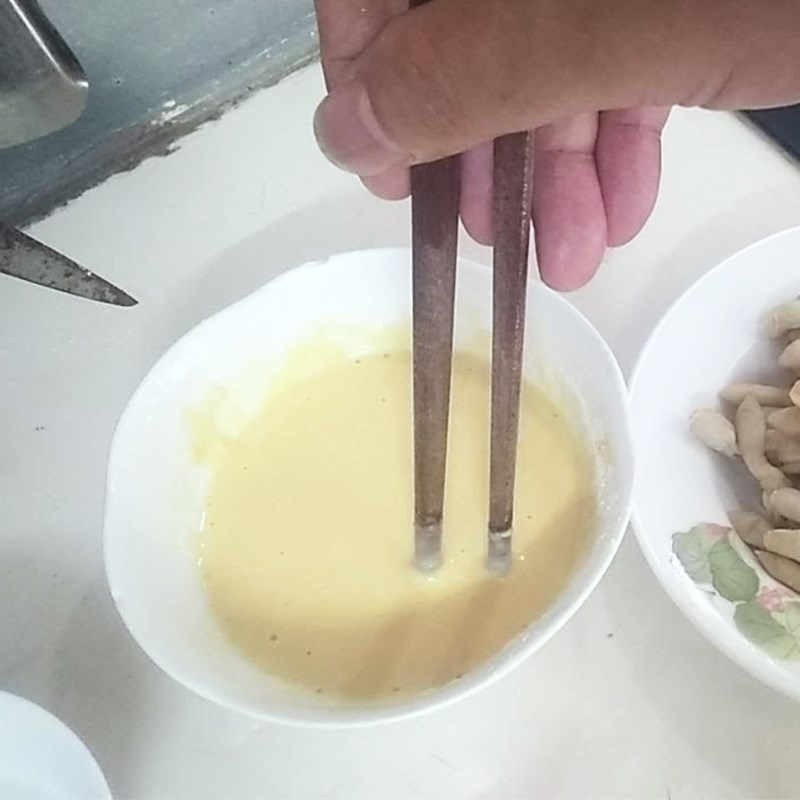 Bước 2 Trộn bột Ốc móng tay chiên giòn