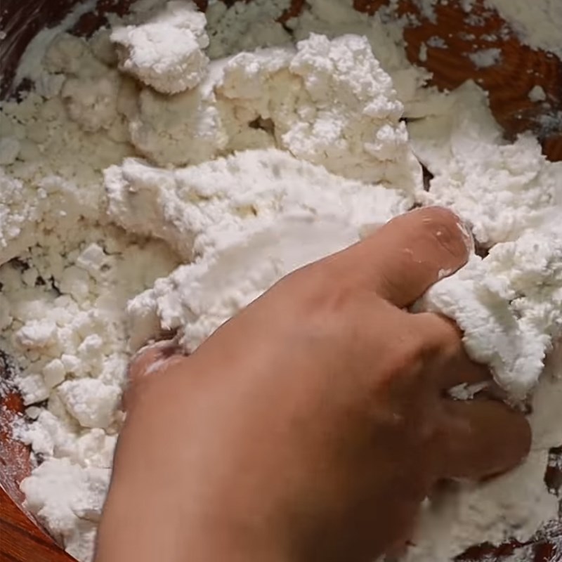 Bước 1 Trộn bột bánh Bánh pate chiên