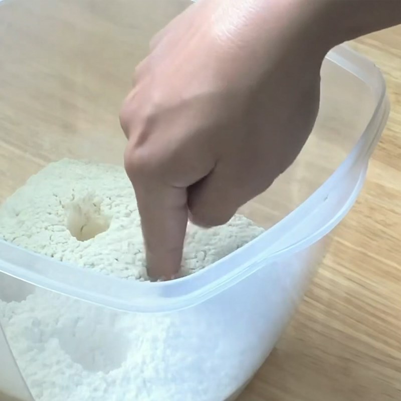 Bước 2 Trộn bột bánh Bánh mì sữa hình quả dâu nhân socola