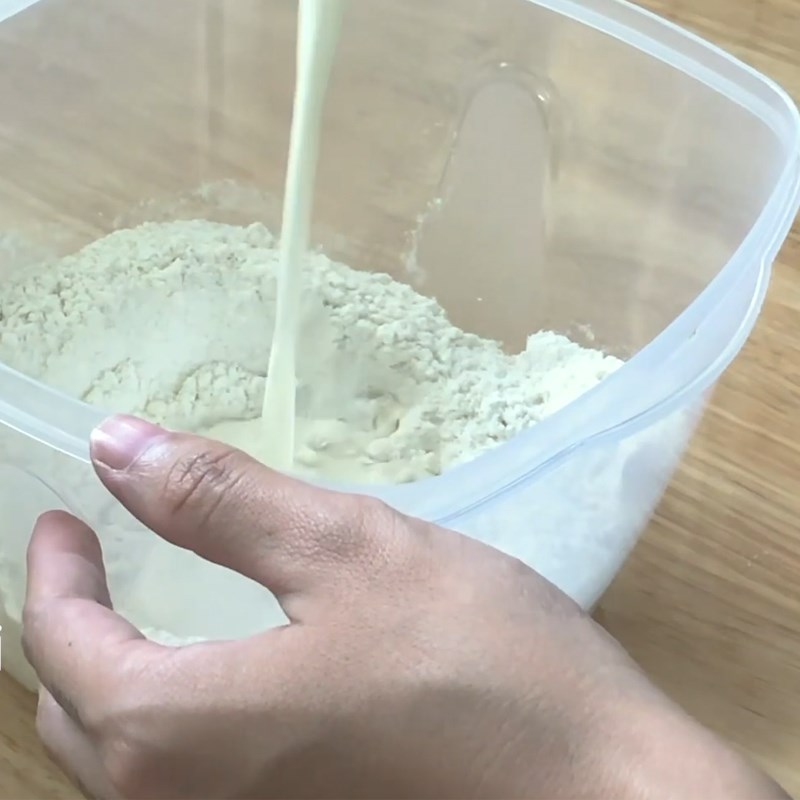 Bước 2 Trộn bột bánh Bánh mì sữa hình quả dâu nhân socola