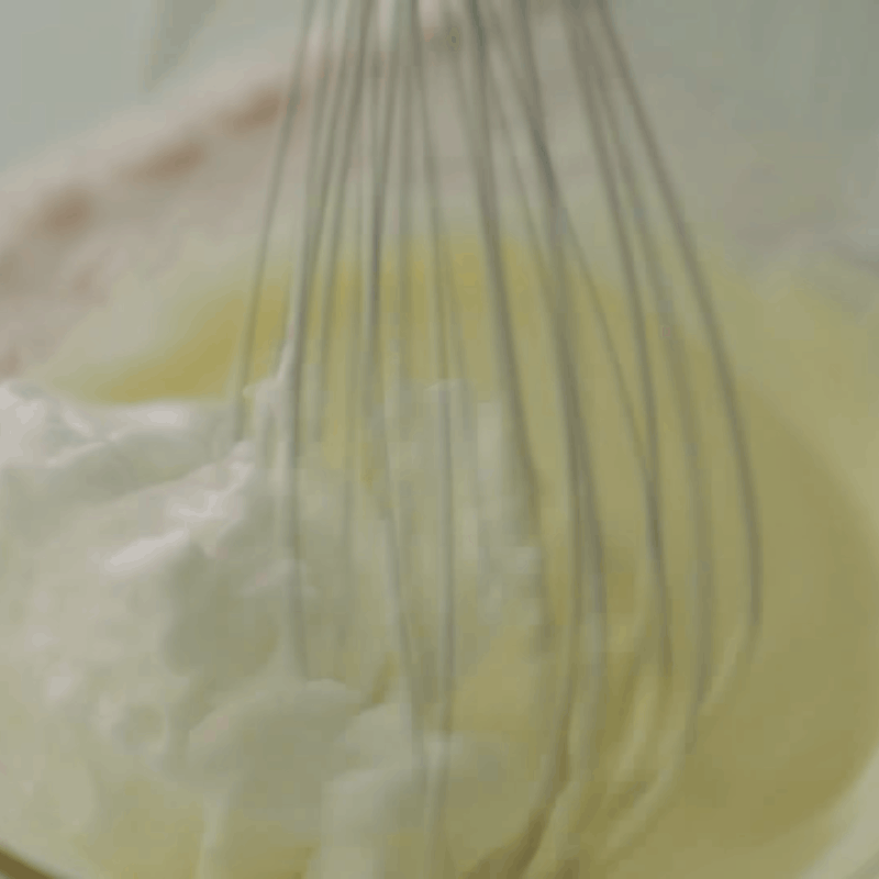 Bước 4 Trộn bột bánh với lòng trắng trứng Bánh chuối cuộn dâu tây Nhật Bản